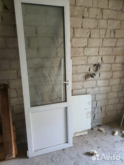 Дверь пластиковая бу с окном