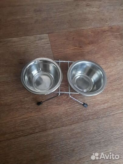 Металлическая подставка с мисками
