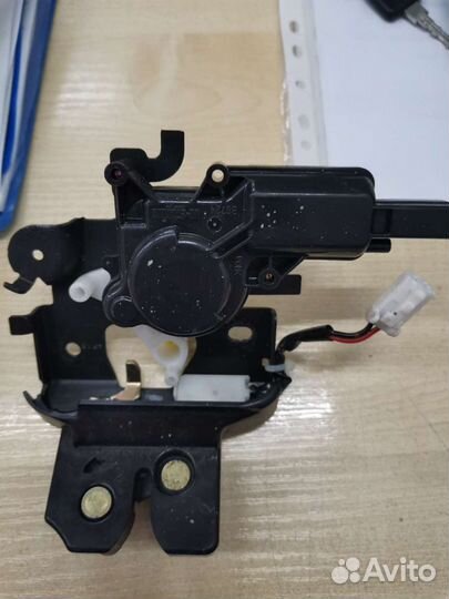 Замок багажника mazda