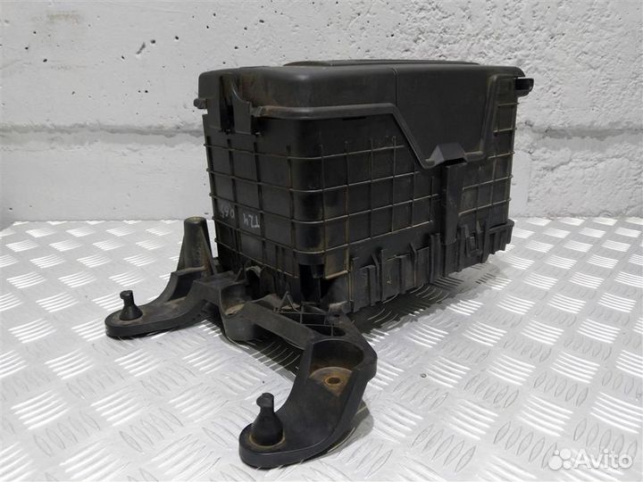 1K0915333 Полка аккумулятора Volkswagen Passat B7