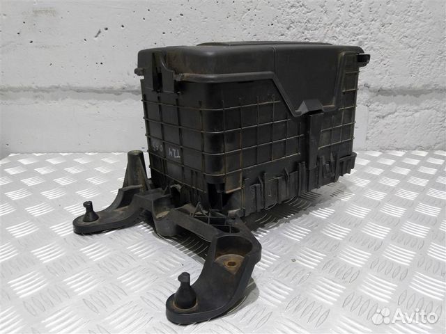 1K0915333 Полка аккумулятора Volkswagen Passat B7