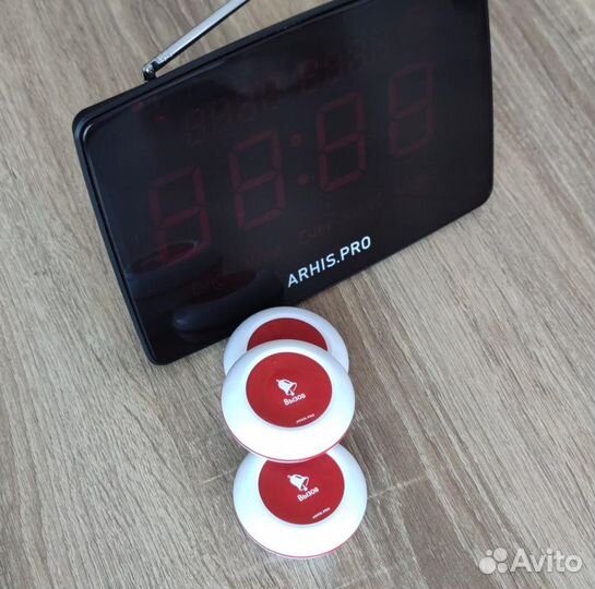 Кнпока вызова персонала и табло отображения вызова