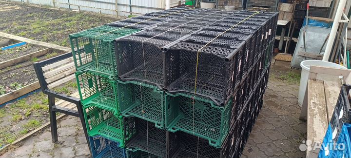 Пластиковые ящики. Много