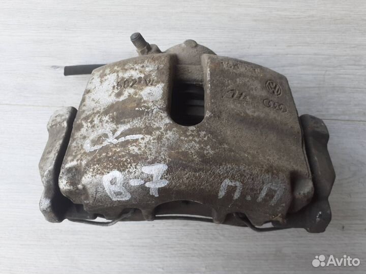 Суппорт передний правый VAG