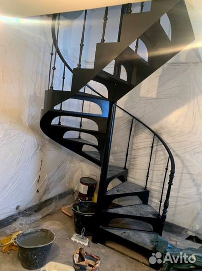 Лестница с забежными ступенями в коттедж