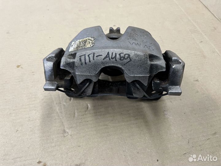 Суппорт со скобой передний правый Ауди А4 Б9