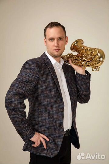 Саксофонист на праздник