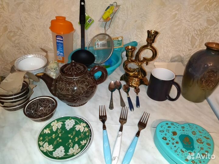 Много разной посуды для дома и сада