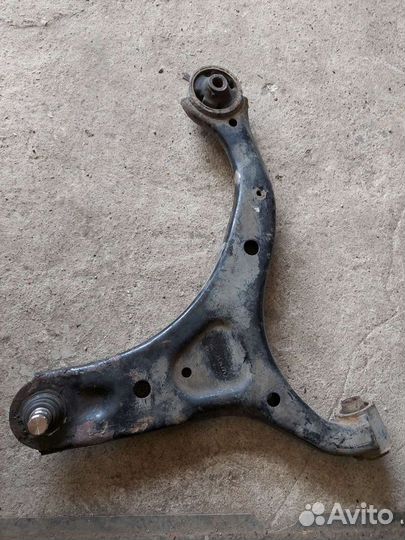 Левый передний нижний рычаг