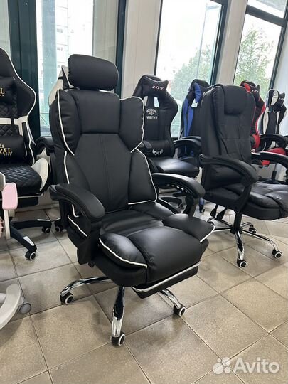 Компьютерное кресло с подголовником