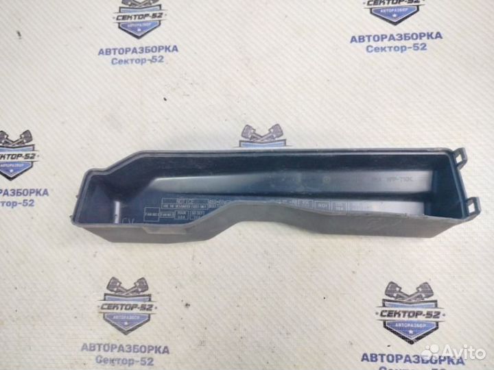 Крышка блока предохранителей Toyota Corolla Verso