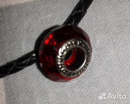 Шарм рубинового цвета