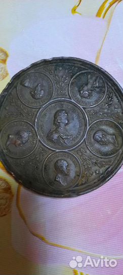 Настольная медаль