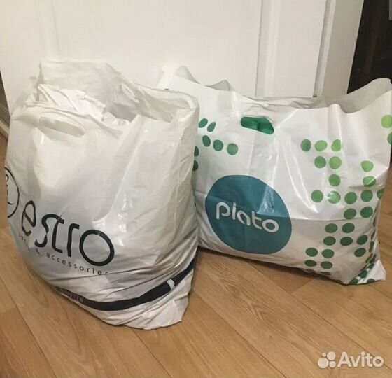 Два пакета вещей и обуви