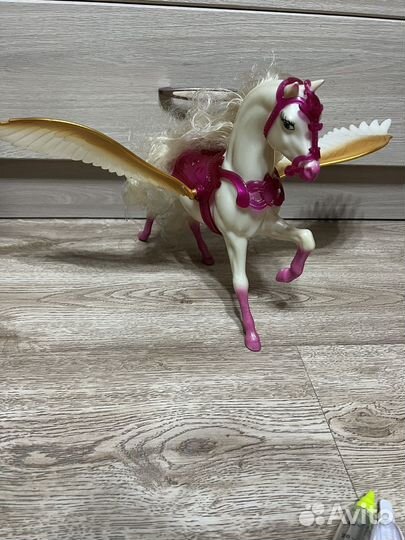 Лошадь с гривой и крыльями