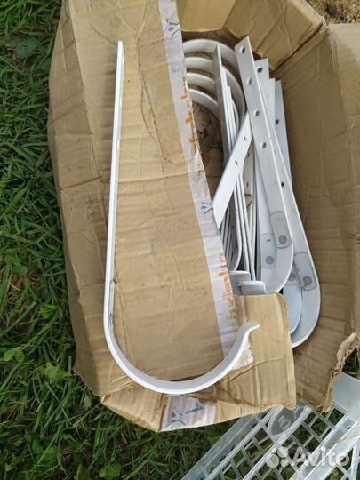 Крепление водосточной трубы