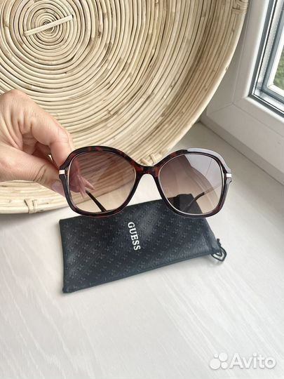 Солнцезащитные очки Guess разные