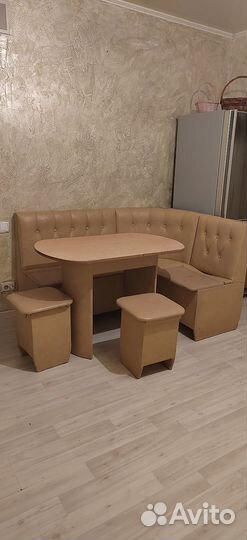 Угловой диван со столом и стулья