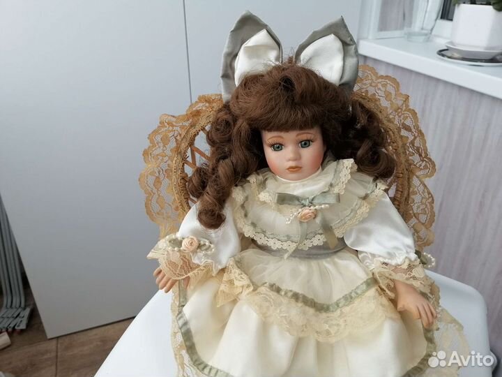 Кукла в кресле, фарфоровая, 90х годов