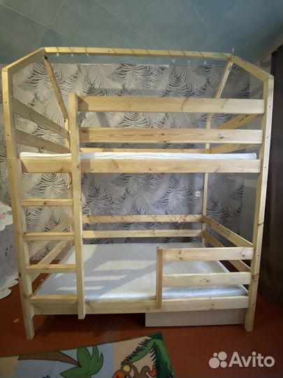 Двухъярусная кровать домик