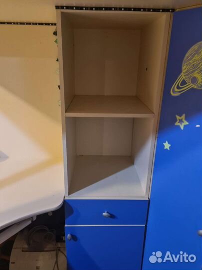 Кровать чердак со столом и шкафом