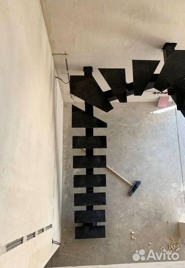 Лестница на металлокаркасе закрытого типа