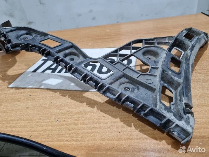 Левый задний кронштейн бампера фольксваген поло