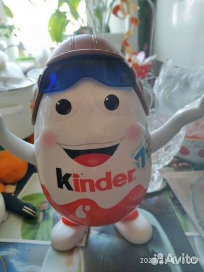 Пластмассовый киндер высотой 25 см