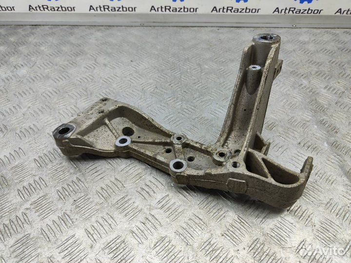 Кронштейн переднего рычага левый Skoda Octavia A5