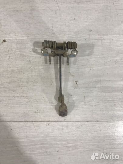 Ограничитель двери зад прав renault sandero 1 1.6