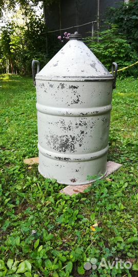 Старинный керосиновый бидон