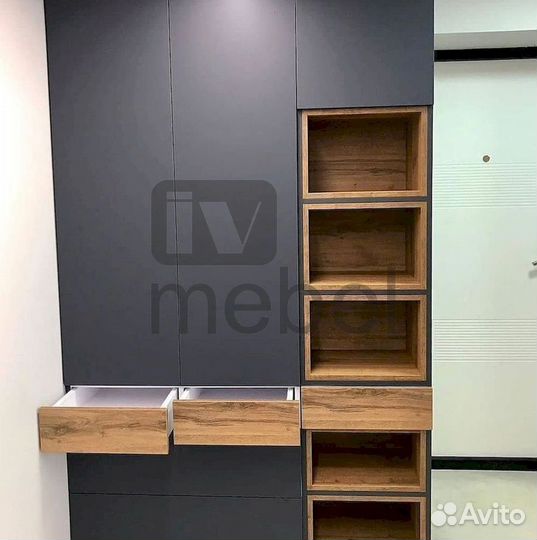 Книжный шкаф