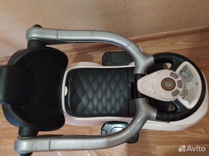 Машинка каталка (толокар с ручкой)
