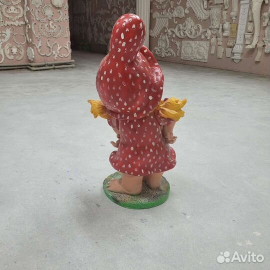 Фигурка для сада Гном клубничка