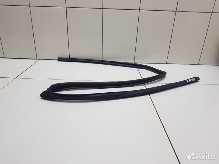 Уплотнитель заднего правого стекла (Geely Coolray)