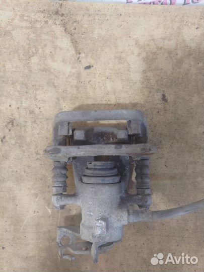 Задний левый суппорт Fiat Linea