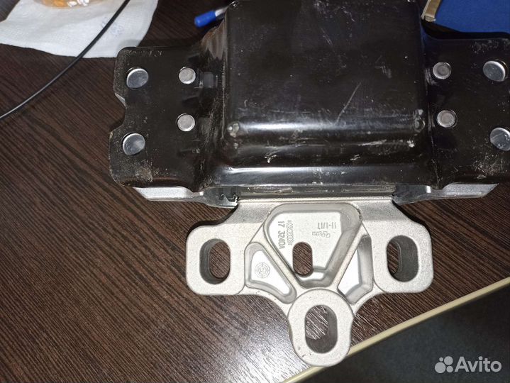 Volkswagen Подушка кпп