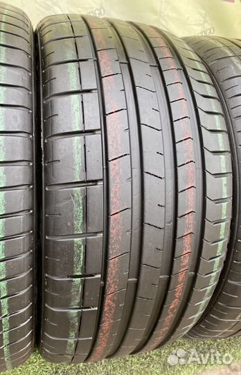 Pirelli P Zero PZ4 245/35 R20 и 275/30 R20 97Y