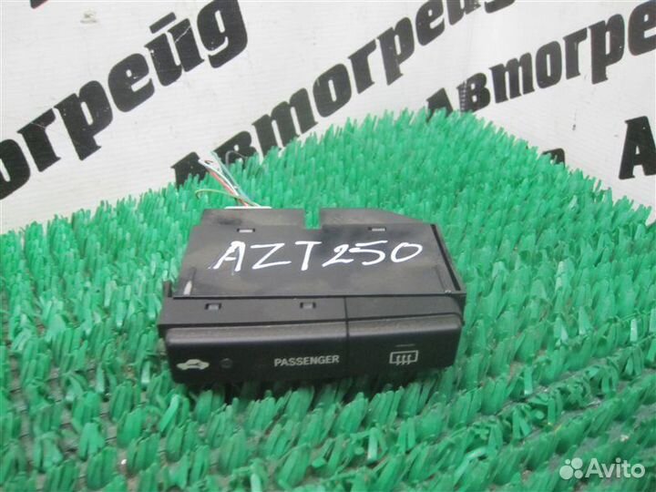 Кнопка включения обогрева Toyota Avensis AZT250