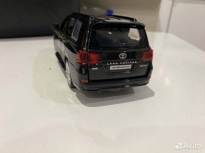 Автомобиль land cruiser 200 1:32