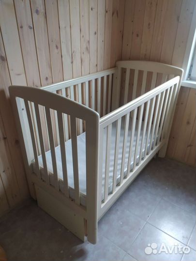 Детская кроватка с маятником и ящиком