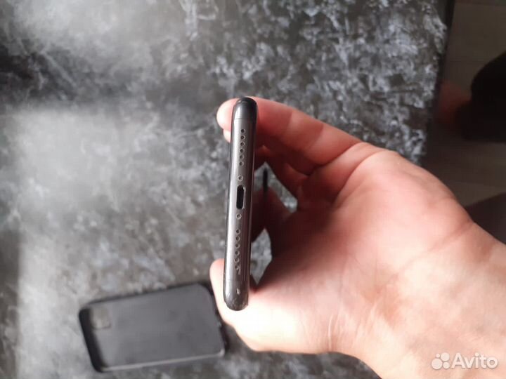 Телефон iPhone 11