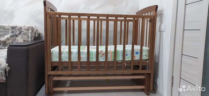 Детская кроватка с маятником