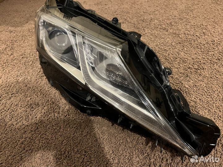 Фара правая camry 70 (оригинал, с деффектом)