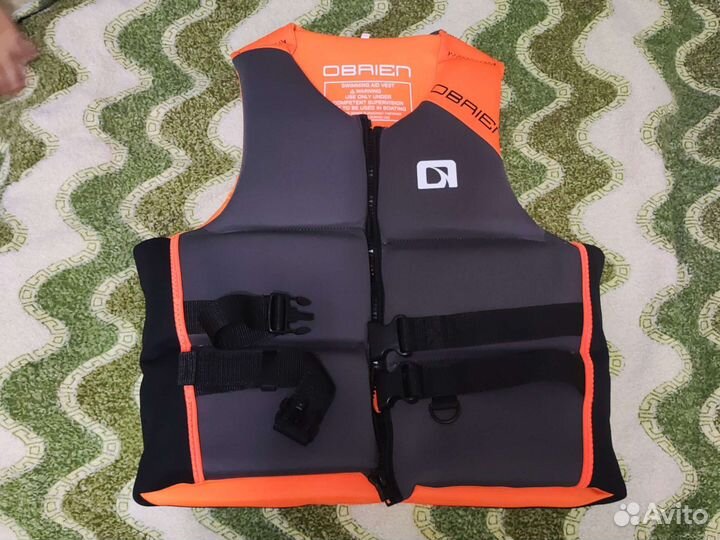 Жилет для гидроцикла и водных видов спорта