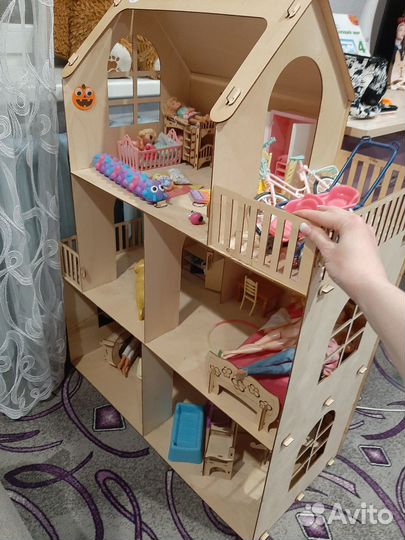 Деревянный кукольный домик с мебелью