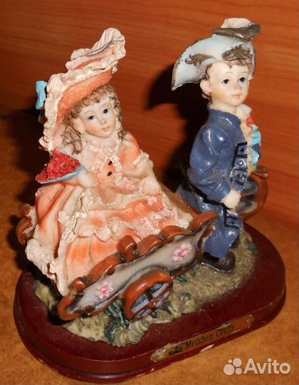 Фигурка мальчик с девочкой