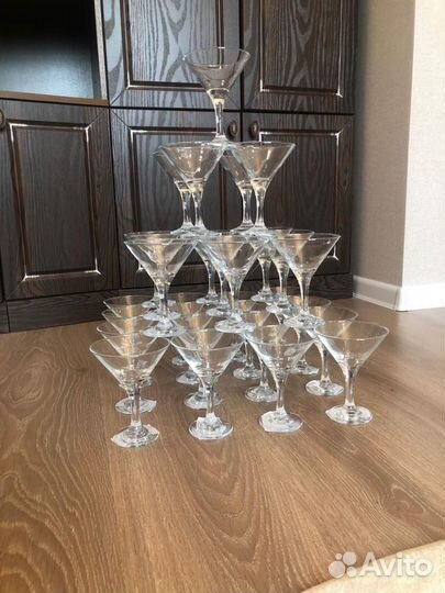 Фужер, пирамида шампанского, стаканы для мартини