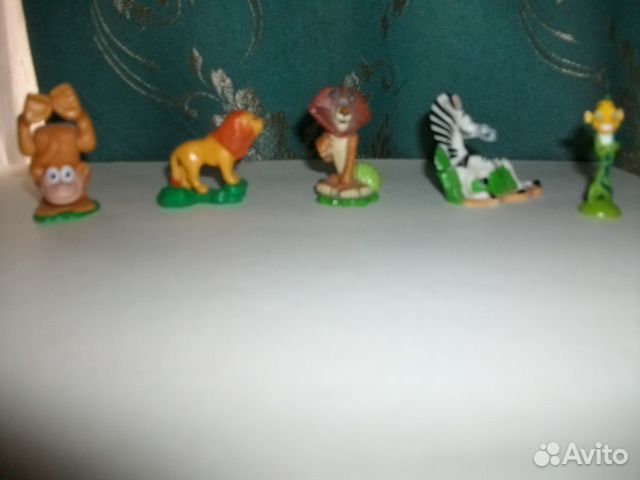 Фигурки и машинки из киндер-сюрприза