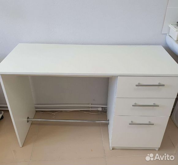 Маникюрный стол